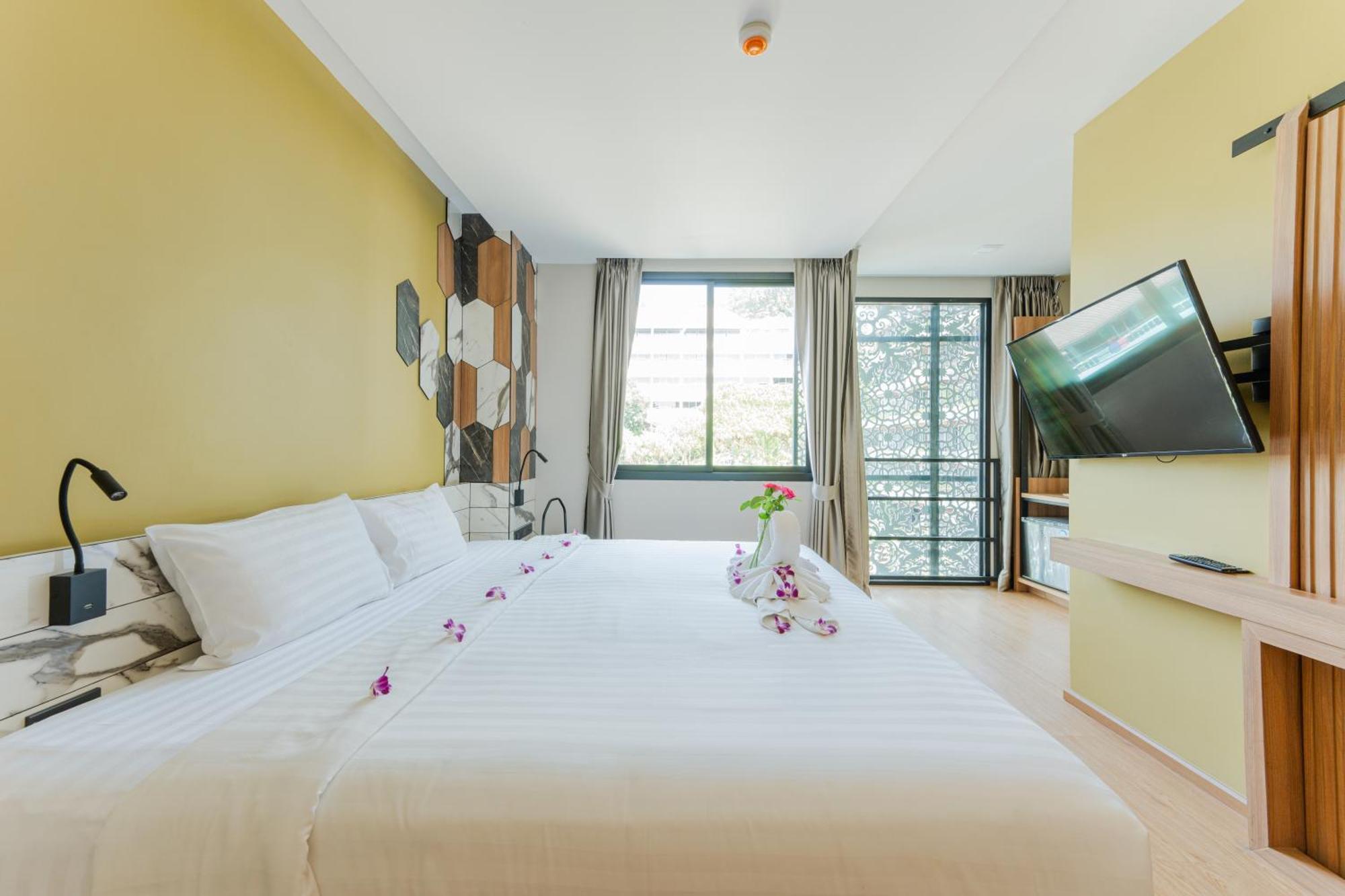 Sky Wave Patong Hotel Екстериор снимка
