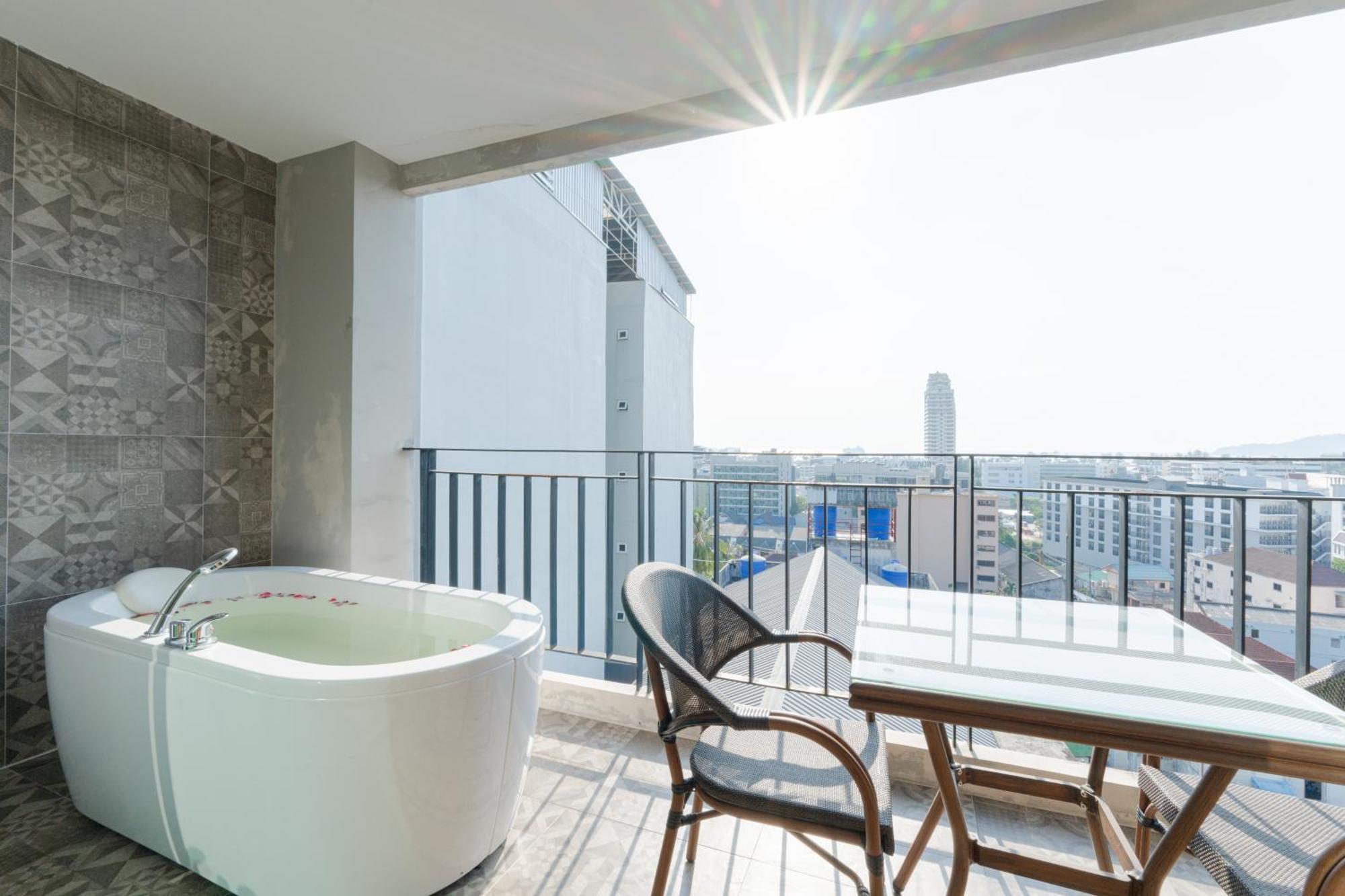 Sky Wave Patong Hotel Екстериор снимка
